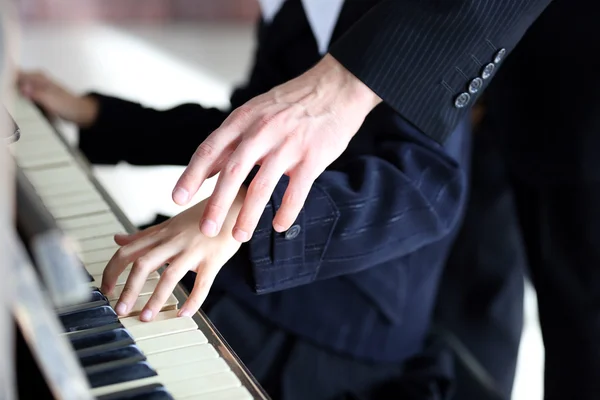 Professeur trains pour jouer piano fille — Photo