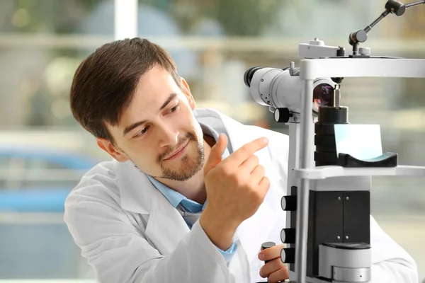 Male doctor examing girl patient — Stock Photo, Image