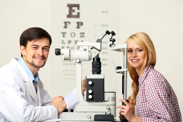 Médico masculino examinando paciente femenino — Foto de Stock