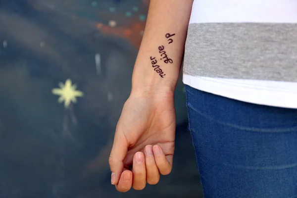 Ręka z tatuażem — Zdjęcie stockowe