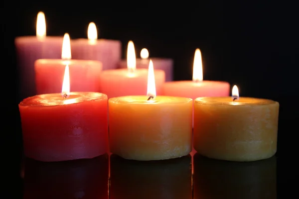 Muitos queimando pequenas velas no fundo escuro, close-up — Fotografia de Stock