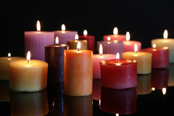 Muchas velas pequeñas encendidas — Foto de Stock