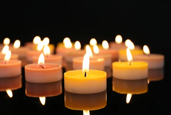 Muchas velas pequeñas encendidas —  Fotos de Stock