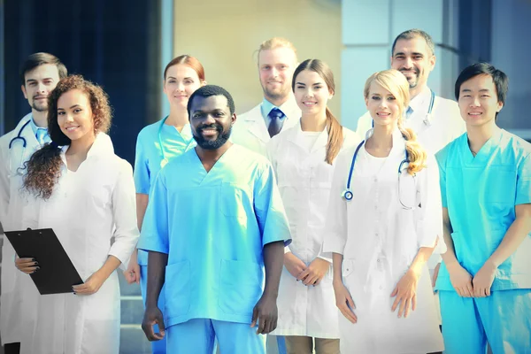 Усміхнена команда молодих лікарів — стокове фото