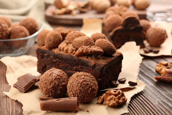 Um pedaço de bolo de chocolate com noz na mesa, close-up — Fotografia de Stock