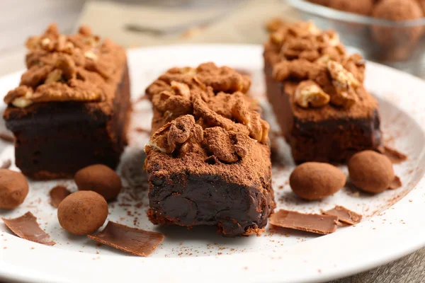 Morceaux de gâteau au chocolat avec noix sur la table, gros plan — Photo