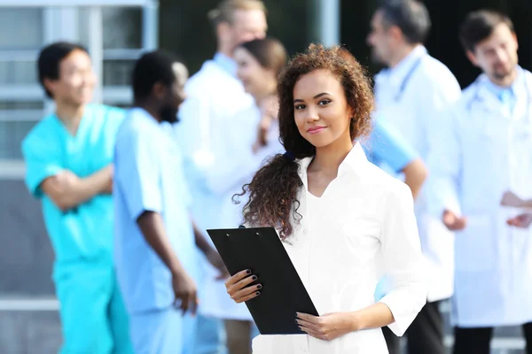 Attraente giovane donna medico — Foto Stock