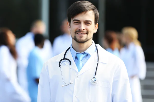 Médecin avec des trucs médicaux — Photo