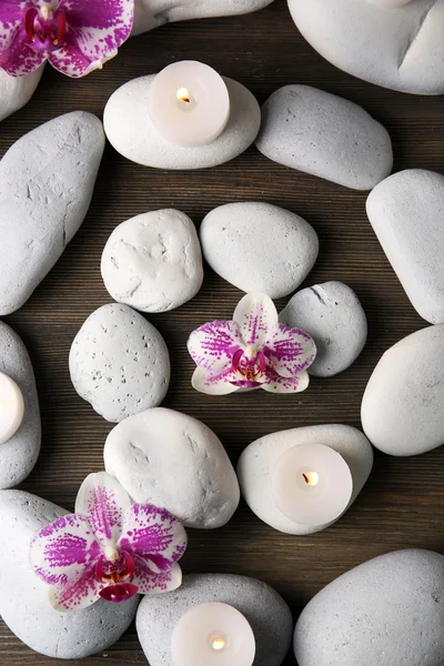 Piedras de spa y orquídeas primer plano — Foto de Stock