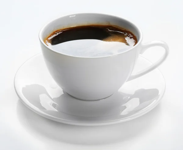 Eine Tasse leckeren Kaffee, isoliert auf weiß — Stockfoto