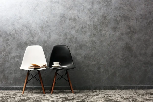Stijlvol ontwerp met witte en zwarte stoelen op grijze achtergrond — Stockfoto