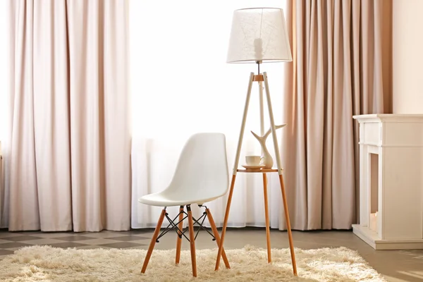 Concepción elegante con silla y lámpara en el fondo de la sala de luz — Foto de Stock