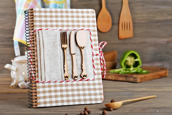 Zdobione książka kucharska na stole w kuchni, z bliska — Zdjęcie stockowe