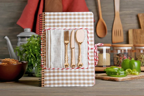 Libro di cucina decorato sul tavolo della cucina, primo piano — Foto Stock