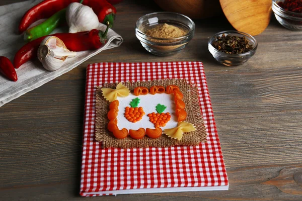 Libro di cucina progettato con ingredienti alimentari sul tavolo della cucina, primo piano — Foto Stock