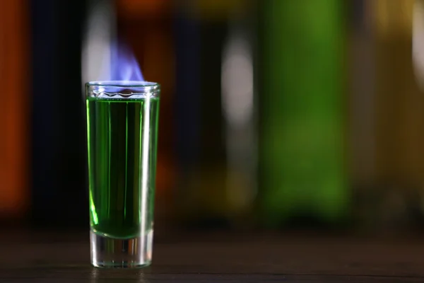 Coquetel em chamas na mesa em um bar — Fotografia de Stock