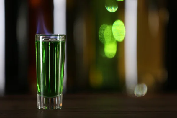 Hořící koktejl na stole v baru — Stock fotografie
