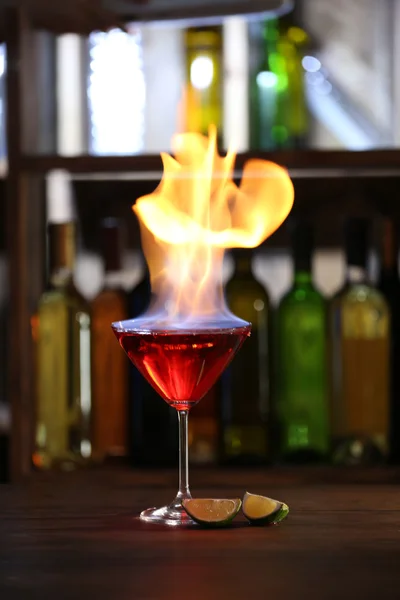 Hořící koktejl a vápno na stole v baru — Stock fotografie