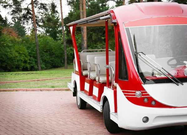 Ônibus de excursão no parque — Fotografia de Stock