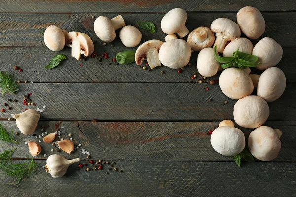 Cogumelos frescos no fundo de madeira — Fotografia de Stock