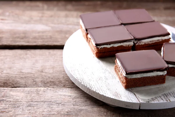 Pyszne czekoladowe ciasteczka, na drewnianych tło — Zdjęcie stockowe