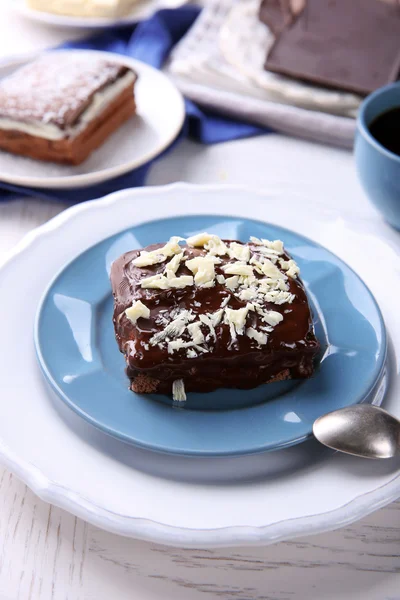 Delicious chocolate brownie on plate on wooden background — Stock Photo, Image