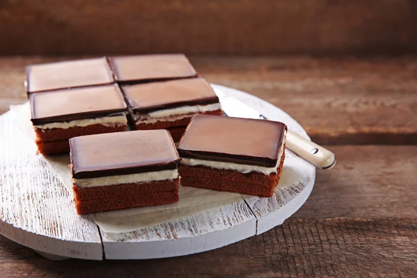 Lahodné čokoládové brownies na dřevěné pozadí — Stock fotografie