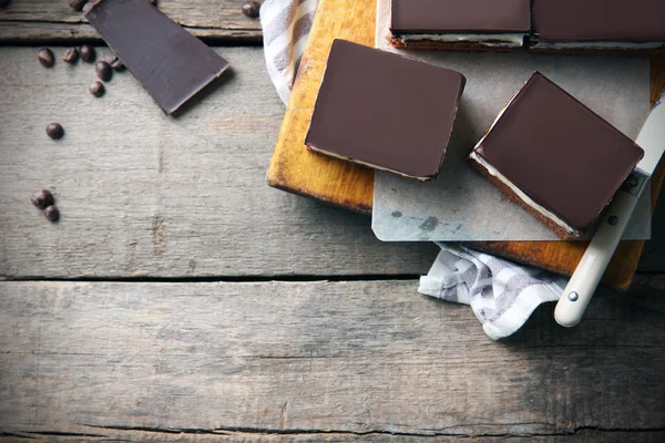 Delicious chocolate brownies pada latar belakang kayu — Stok Foto