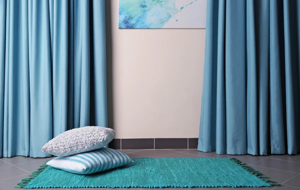 Разноцветные подушки на ковре — стоковое фото