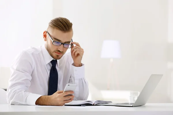 Uomo d'affari che lavora con il computer portatile — Foto Stock