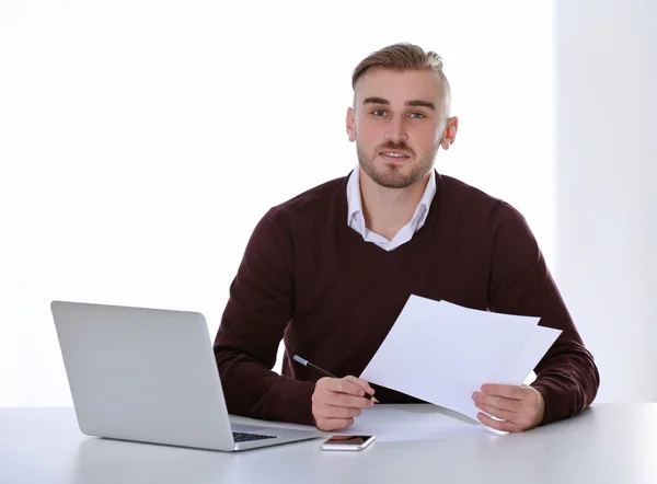 Uomo d'affari che lavora con il computer portatile — Foto Stock