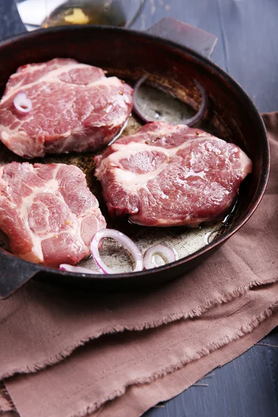 Bife de carne marmorizada na panela e especiarias na cor de fundo de madeira — Fotografia de Stock