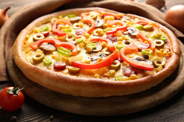 Deliciosa pizza con verduras en la mesa de madera —  Fotos de Stock