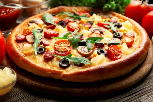 Pizza deliciosa com legumes, close-up — Fotografia de Stock