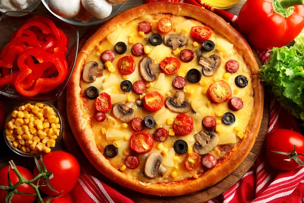 Deliziosa pizza con verdure e carne, primo piano — Foto Stock