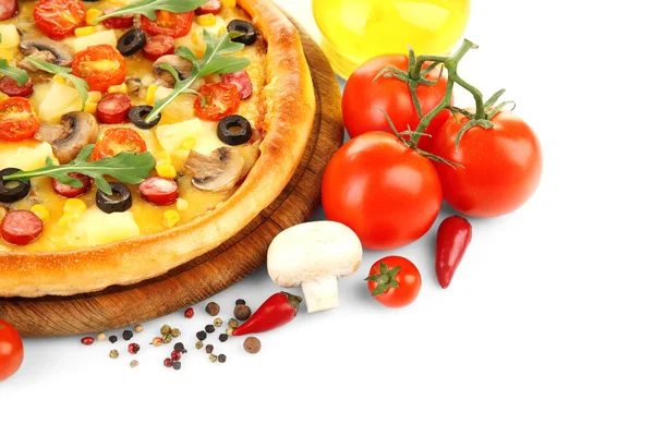 Pizza deliciosa com legumes, close-up — Fotografia de Stock