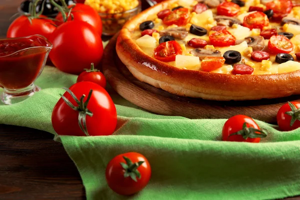 Deliziosa pizza con verdure e carne su tovagliolo verde, primo piano — Foto Stock