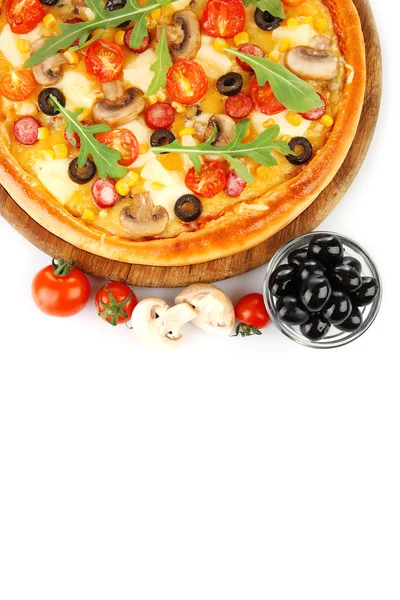 Leckere Pizza mit Gemüse, isoliert auf weiß — Stockfoto