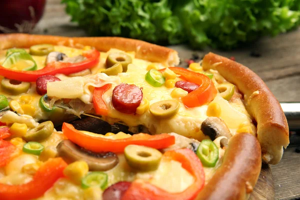 Deliziosa pizza con verdure e fetta su pala, primo piano — Foto Stock