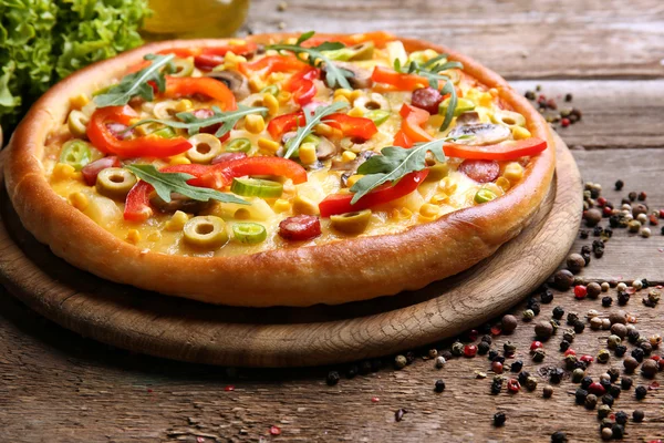 Sebzeler, lezzetli pizza yakın çekim — Stok fotoğraf