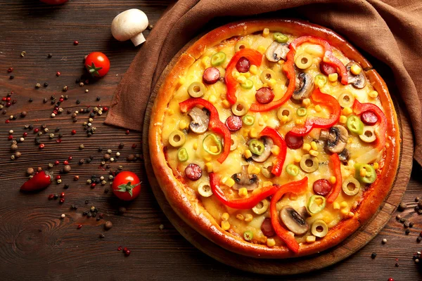 Ahşap masa üzerinde sebze ile lezzetli pizza — Stok fotoğraf