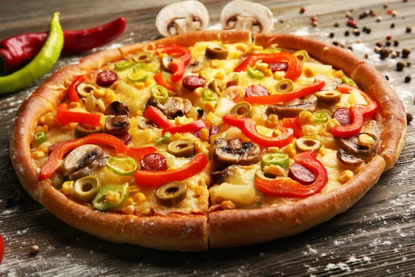 Delicious pizza ile sebze, dilimlenmiş yakın çekim — Stok fotoğraf