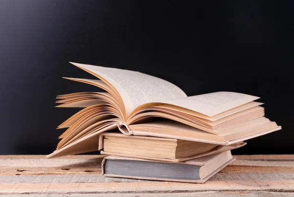 Pila de libros sobre mesa de madera — Foto de Stock