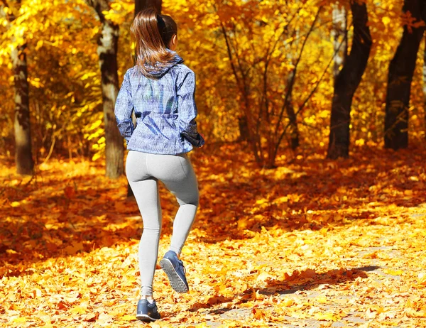 Mujer corriendo en el parque de otoño — Foto de Stock
