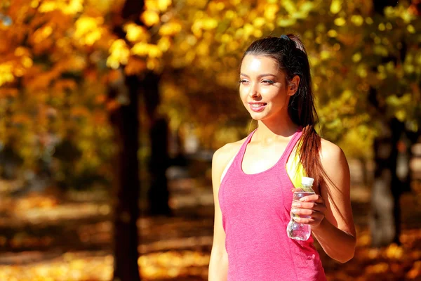 Vrouw met fles water — Stockfoto