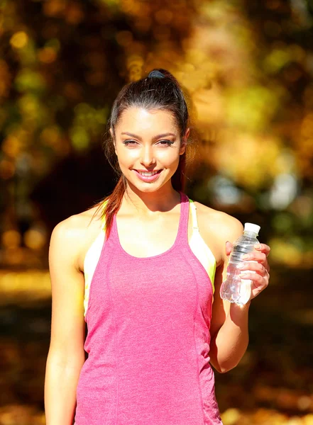 Vrouw met fles water — Stockfoto