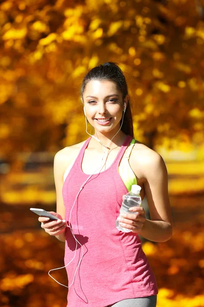 Mujer corriendo con botella de agua — Foto de Stock