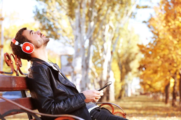 Mann hört Musik im Freien — Stockfoto