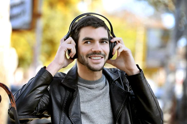 Homem ouvindo música ao ar livre — Fotografia de Stock