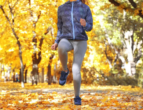 秋の公園でジョギングの女性 — ストック写真